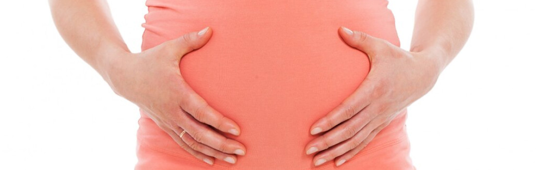 Žena s rukami na bruchu – symbol nadúvania a tráviacich ťažkostí