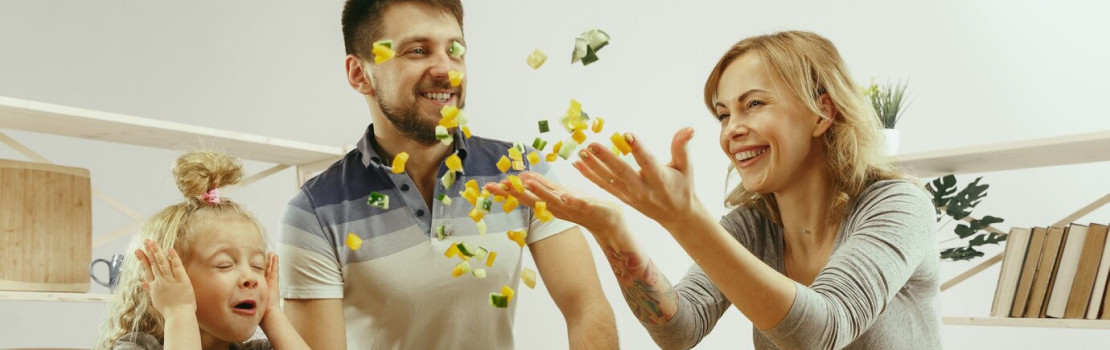 Zdravý tanier s rybou, zeleninou a orechmi – potraviny podporujúce zdravé srdce a nízky cholesterol