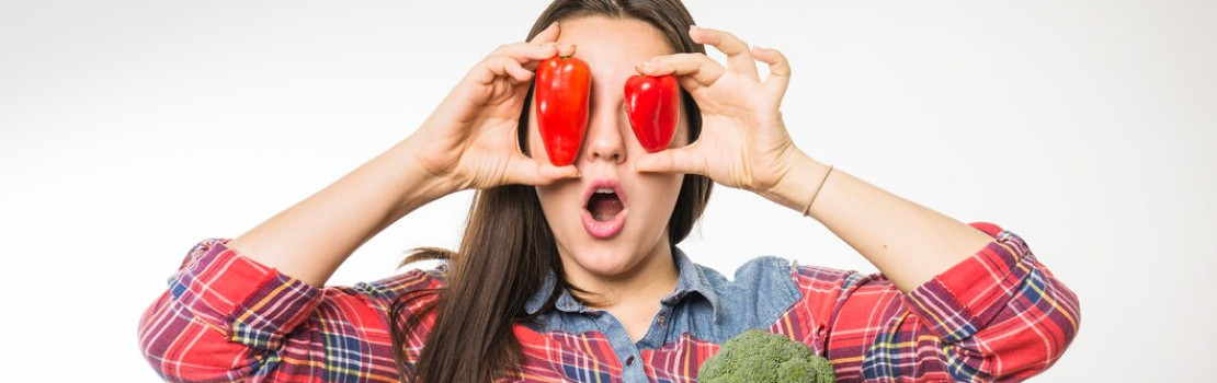 Zdravé jedlo s rybou, avokádom a zeleninou – výživa podporujúca zdravé cievy a zníženie cholesterolu