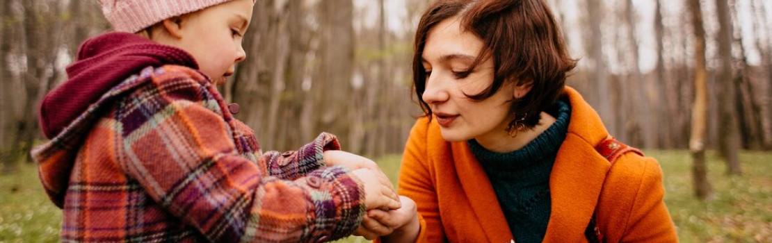 Dieťa s bolesťou bruška – ilustračný obrázok znázorňujúci oblasť bolesti a možné príznaky