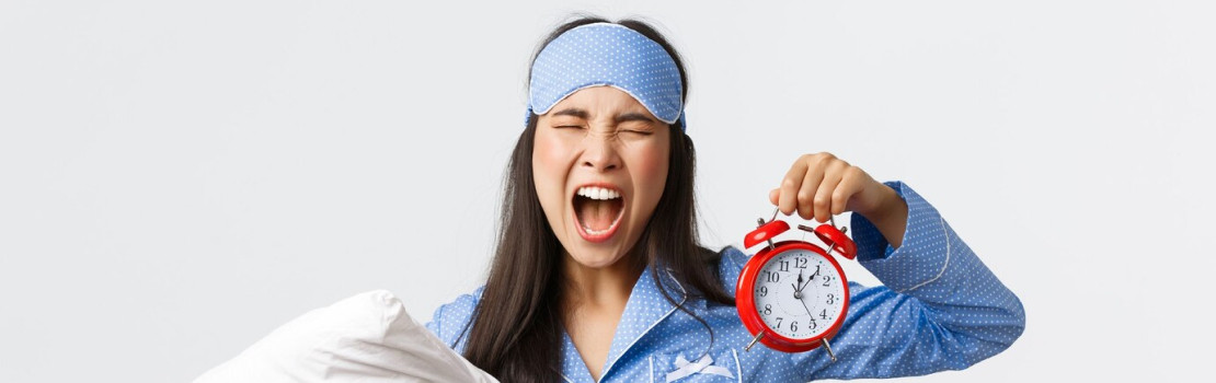 Ilustrácia nočnej bolesti brucha s kapsulou Zerex Enzemax ako pomocou pre tráviaci komfort