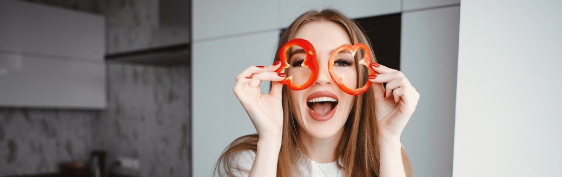 Cholesterol – ilustrácia cievy s usadeným tukom a zúženým prietokom krvi