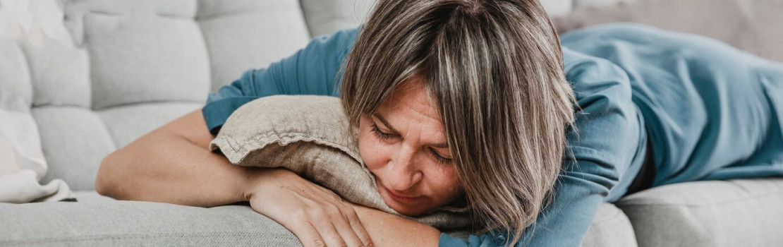 Sklenený pohár s vodou a banán na stole – odporúčané pri hnačke