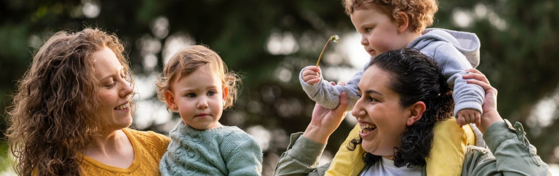 Košík s nazbieranými hubami na machu v lese – zodpovedné hubárčenie