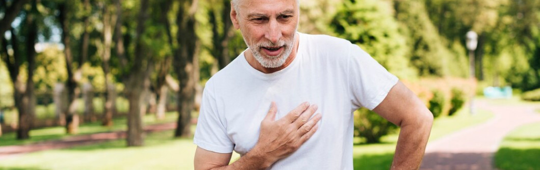 Tanier so zdravými potravinami na zníženie cholesterolu – ryby, orechy, ovocie a zelenina.