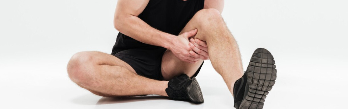 Anatomický model kĺbu a doplnok Zerex Athrex 800 na podporu kĺbovej výživy.