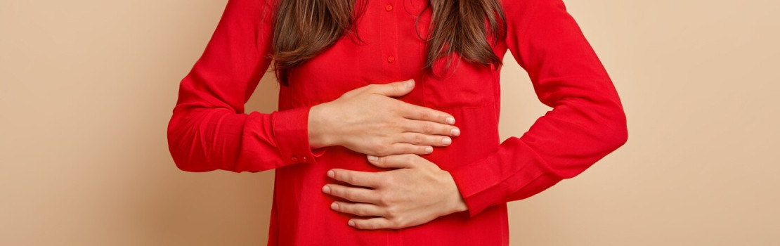 Pár objímajúci sa počas tehotenstva – intímny a bezpečný sex v tehotenstve