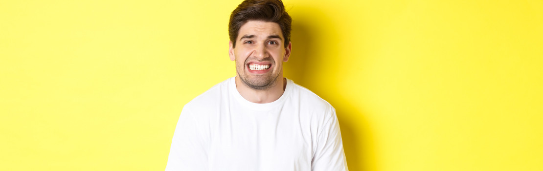 Muž pripravený na intímny moment symbolizujúci rýchlu a pevnú erekciu