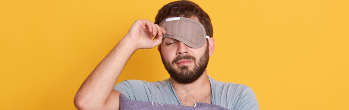 Muž dochvíľajúci sa zobudiť s rannou erekciou – zdravý fyziologický jav