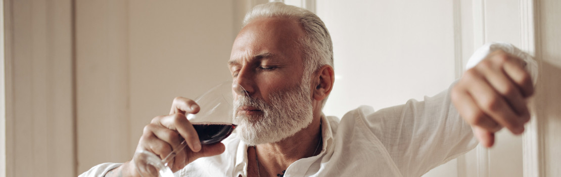 Muž s úsmevom ako symbol spokojnosti s intímnym zdravím