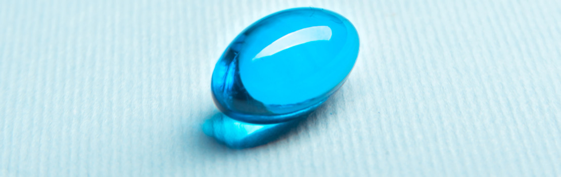 Tabletky na zníženie libida na bielom podklade – ilustrácia liečby hypersexuality