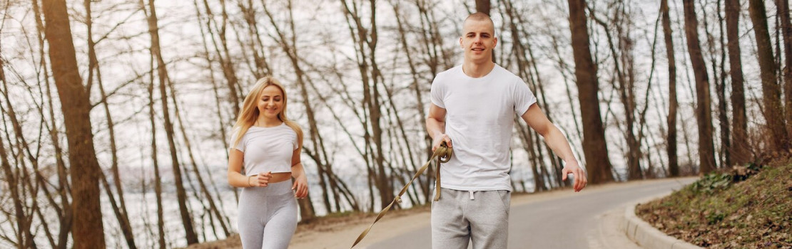 Mladý muž so znepokojeným výrazom – ilustračný obrázok impotencie