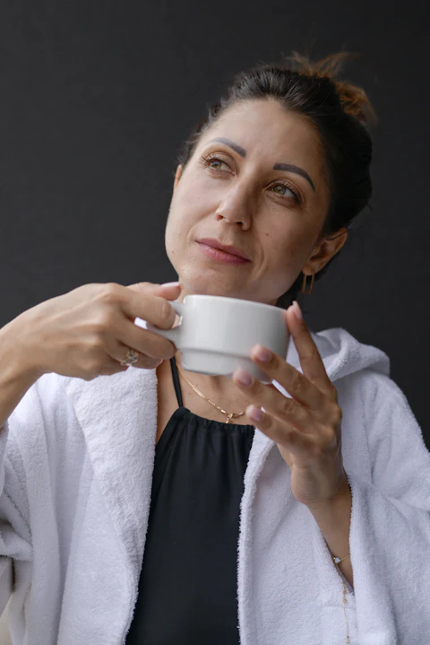 Žena okolo štyridsiatky s rannou kávou